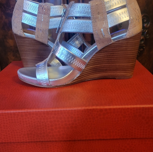 ‼️SOLD‼️🌟NIB🌟 Donald J Pliner Ginge-CD Wedge Sandal, Cork and Silver, Sz 6.5 - Picture 3 of 10
